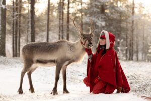 Une elfe avec un de nos rennes